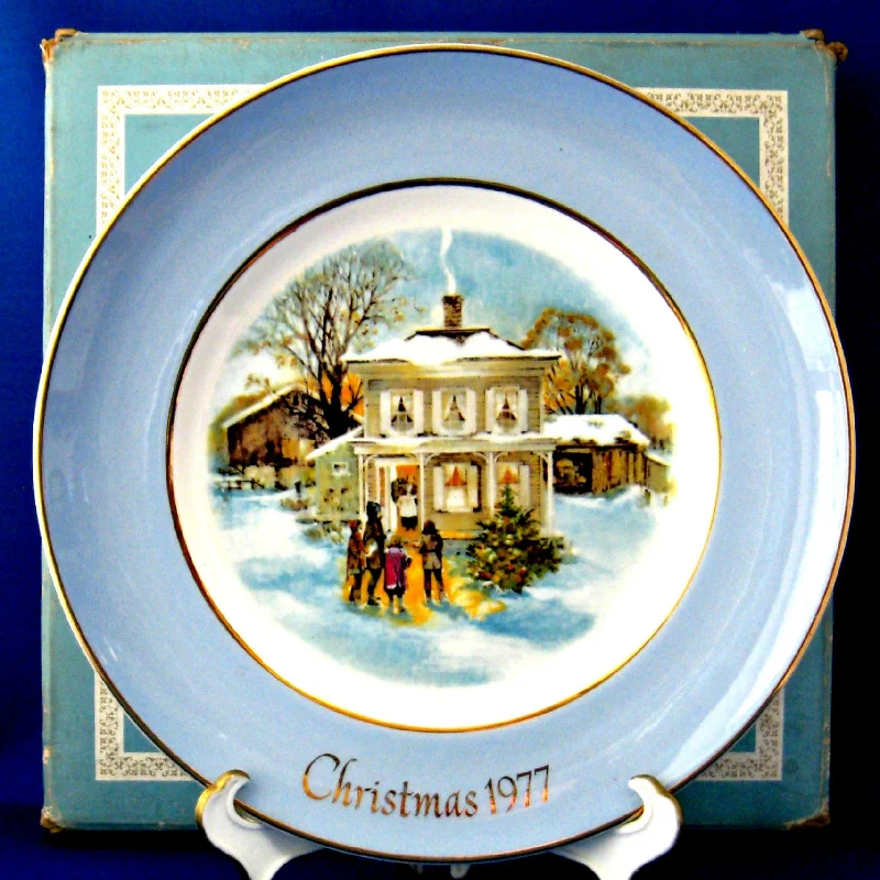 Boxed Christmas Plate Christmas 1977 E Wedgwood Carollers In The Snow Blue Border